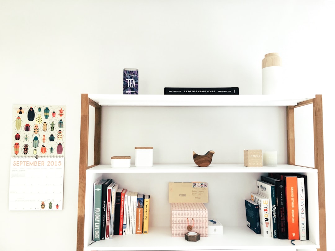 books-on-shelf-n9z5bday-vq