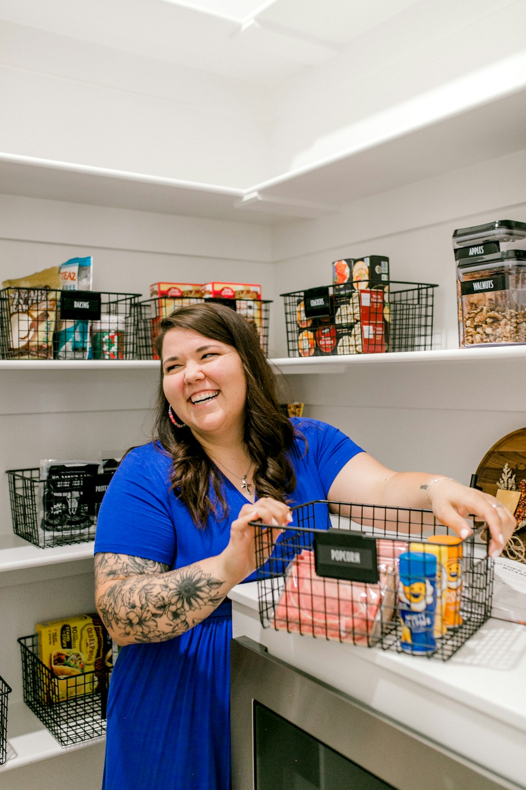 woman-organizing-pantry-with-organized-shelves-and-labeled-shelves-mspngufwjro